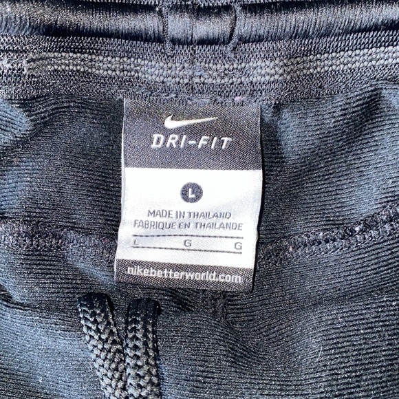 Nike woman’s Dri-Fit size Large jogging shorts - Picture 4 of 4